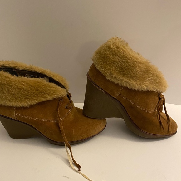B makowsky wedge hill, brown suede ankle, boots with fur around the color size 8 - Picture 3 of 9